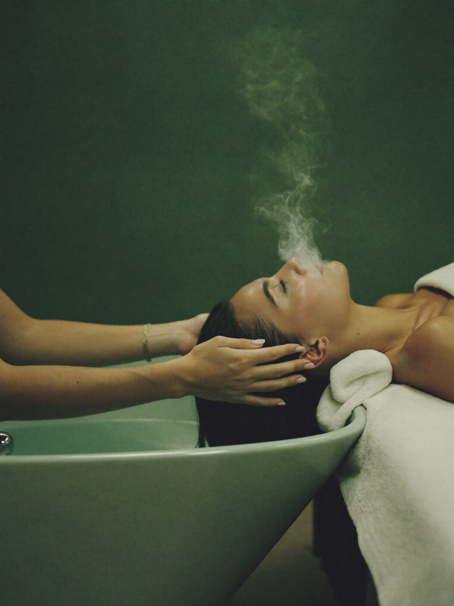 Head-Spa-Behandlung am Waschbecken