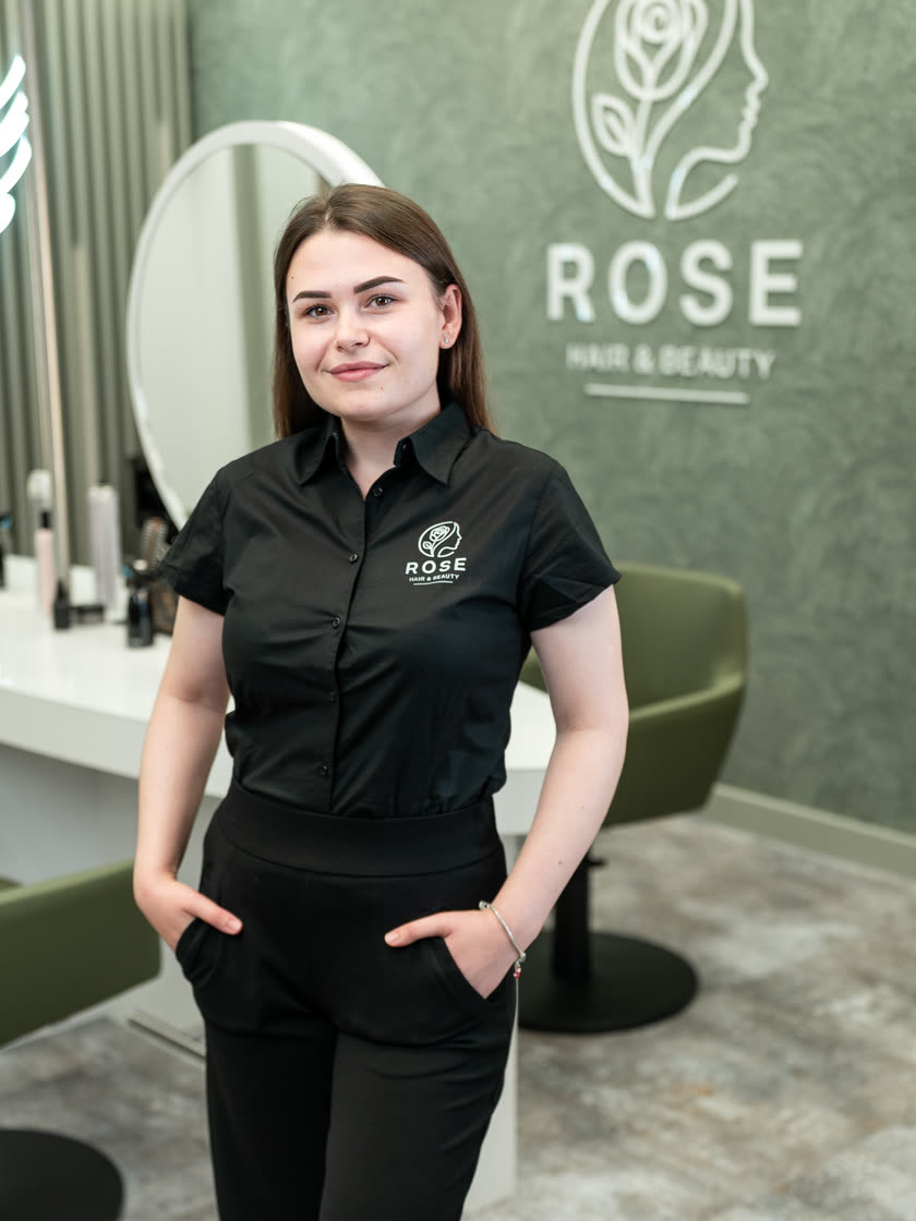 Anna, zuständig für Head Spa sowie Brows & Lashes bei Rose — Hair & Beauty